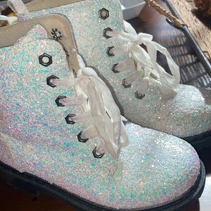 Used Olivia Miller girls boots size 1. Only worn 2 times